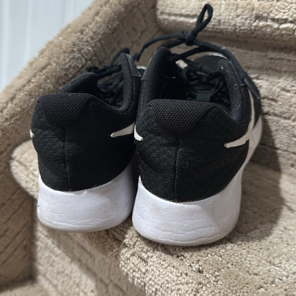 Nike Women’s Tanjun Sneaker - Picture 5 of 8